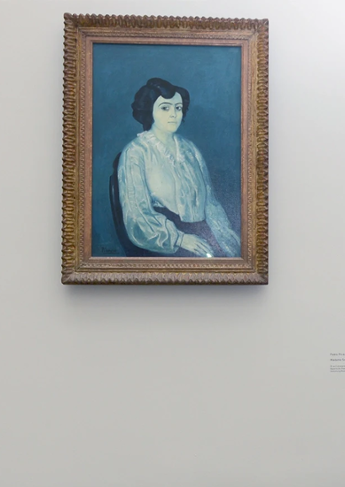 Eine Besucherin betrachtet das Gemälde „Madame Soler“ von Pablo Picasso in der Pinakothek der Moderne in München.