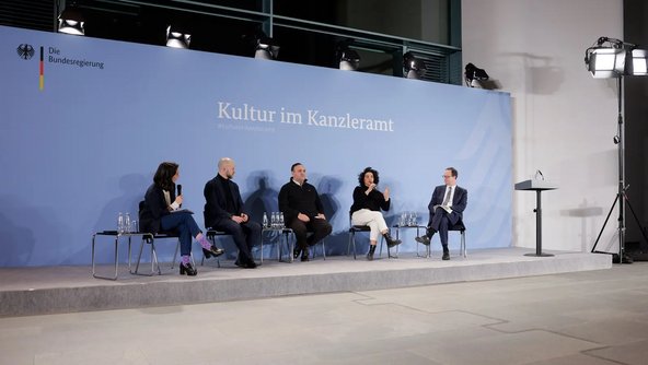 Vivian Perkovic diskutiert mit vier Kulturschaffenden bei einer Podiumsdiskussion im Kanzleramt