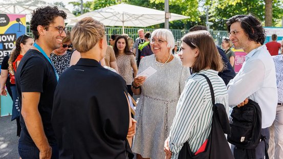 Kulturstaatsministerin Roth beantwortet beim Tag der offenen Tür der Bundesregierung Bürgerfragen