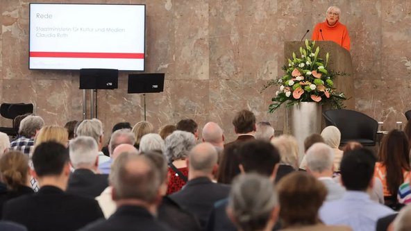 Das Haus der Demokratie werde „neue Räume der Diskussion und des Dialogs, Räume erlebbar machen“, so Kulturstaatsministerin Roth.