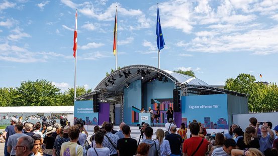 Kulturstaatsministerin Roth im Gespräch auf der Hauptbühne im Ehrenhof des Bundeskanzleramts