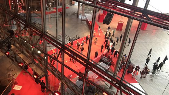 Blick auf dem Roten Teppich aus dem Inneren des Berlinale-Palasts