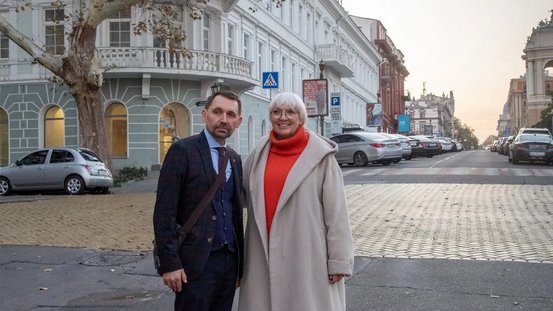 Der ukrainische Kulturminister Mykola Tochytsky und Claudia Roth im historischen Zentrum Odessas.