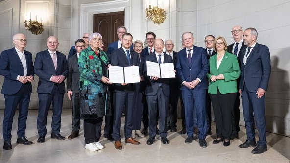 Kulturstaatsministerin Claudia Roth mit Bundeskanzler Olaf Scholz, den Regierungschefs der Länder und Hermann Parzinger bei der Unterzeichnung