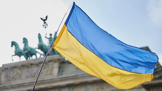 Bild zeigt Ukraine-Flagge am Brandenburger Tor