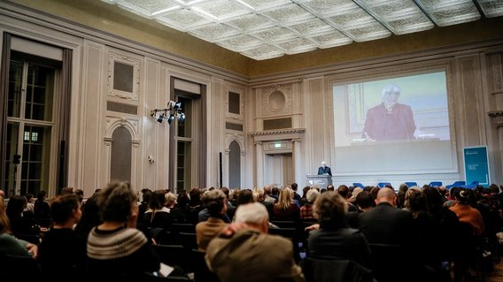 Kulturstaatsministerin beim Festakt zu 25 Jahren Washingtoner Prinzipien in der Berliner Staatsbibliothek.