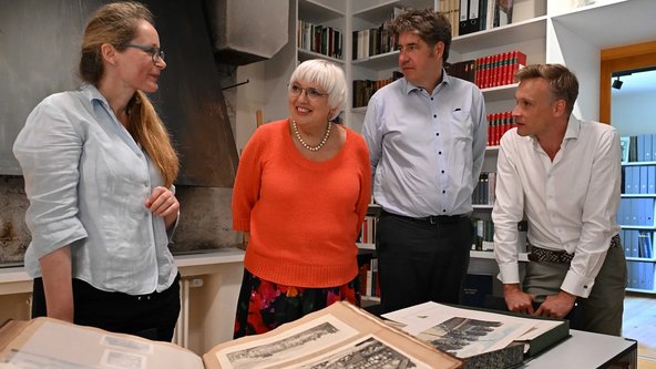 Simone Neuhäuser, Fachbereichsleiterin Museum und Sammlungen Fürst-Pückler-Museum Park und Schloss Branitz im Gespräch mit Kulturstaatsministerin Claudia Roth, Michael Kellner, Parlamentarischer Staatssekretär und Stefan Körner, Vorstand Fürst-Pückler-Museum Park und Schloss Branitz in den kulturhistorischen Sammlungen der sanierten Parkschmiede.