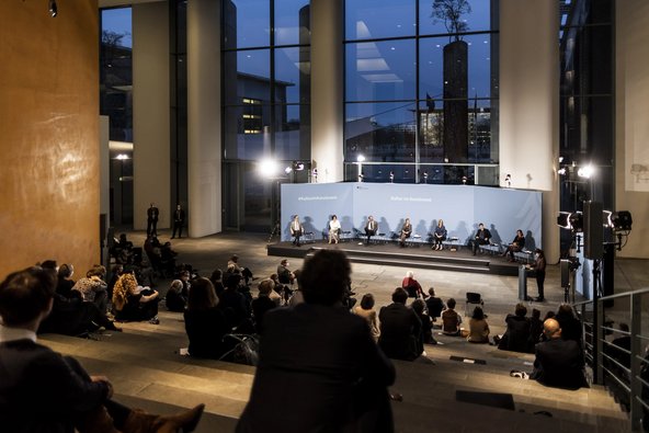 Blick aus dem Publikum an der Südtreppe: Zum zweiten Mal öffnete das Kanzleramt seine Türen für die Kultur.