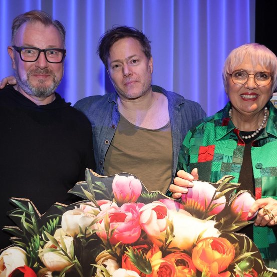 Holger Bergmann, Milo Rau und Claudia Roth bei der Jubiläumsfeier in Berlin.