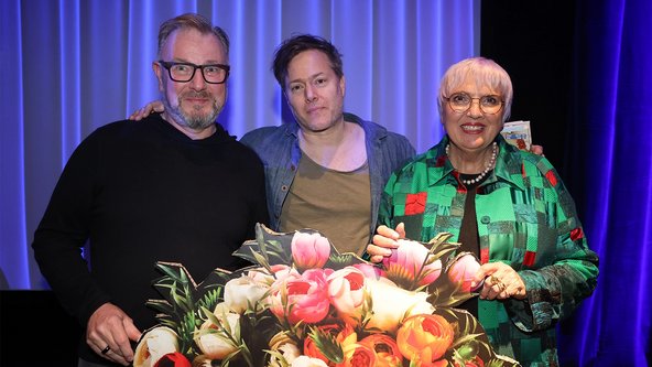 Holger Bergmann, Milo Rau und Claudia Roth bei der Jubiläumsfeier in Berlin.