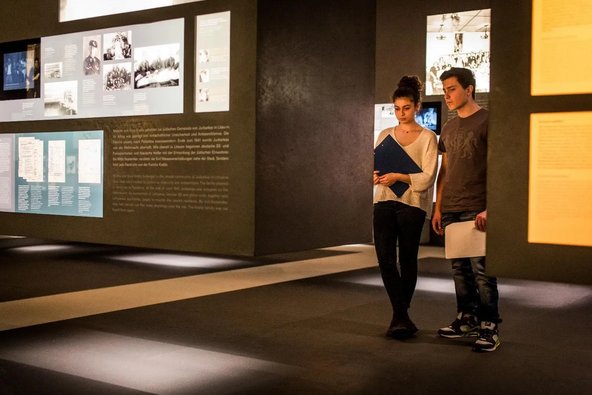 Zwei junge Besucher betrachten eine Schautafel in der Ausstellung der Stiftung Denkmal für die ermordetenen Juden Europas.