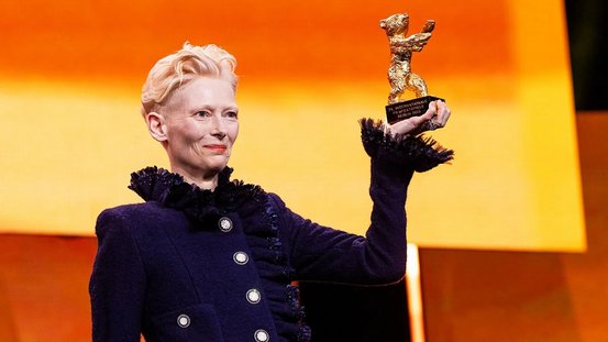 Tilda Swinton mit dem Goldenen Ehrenbär bei der Eröffnung der Berlinale.