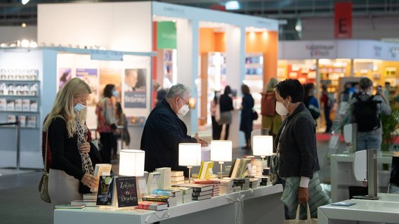 Besucher an einem Verlagsstand der Frankfurter Buchmesse