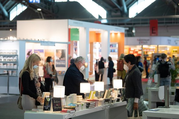 Besucher an einem Verlagsstand der Frankfurter Buchmesse