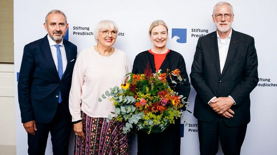 Der amtierender SPK-Präsident Herrmann Parzinger, Kulturstaatsministerin Claudia Roth und Rainer Robra, Staatsminister und Minister für Kultur und Chef der Staatskanzlei des Landes Sachsen-Anhalt mit der zukünftigen SPK-Präsidentin Marion Ackermann.