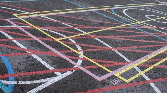 Die Linien des Fußballsfelds werden im Radical Playground am Gropius Bau zum bunten Spielplatz.