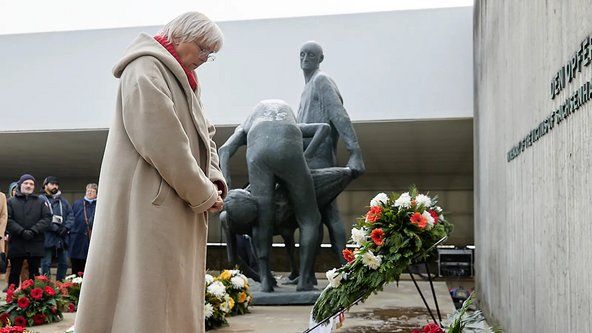 Kulturstaatsministerin Roth gedenkt in der KZ-Gedenkstätte Sachsenhausen der ermordeten Sinti und Roma