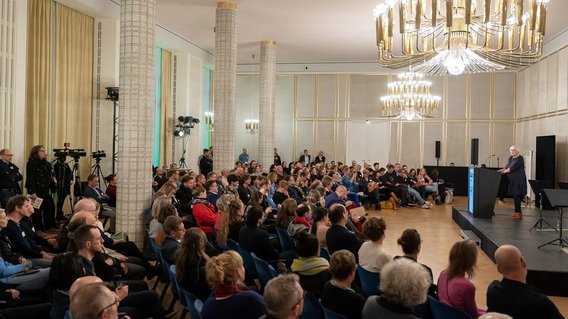 Kulturstaatsministerin Roth bei ihrer Impulsrede während der Green Culture Konferenz.