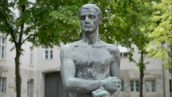 Das von dem Bildhauer Richard Scheibe geschaffene Ehrenmal, die Bronzefigur eines jungen Mannes mit gebundenen Händen, im Ehrenhof der Gedenkstätte Deutscher Widerstand.