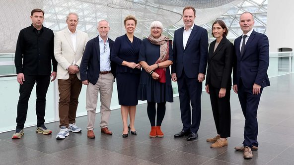 Kulturstaatsministerin Claudia Roth mit Ina Brandes, Ministerin für Kultur und Wissenschaft in NRW,  Stephan Keller, Oberbürgermeister von Düsseldorf, sowie Mitgliedern der Gründungskommission für das Deutsche Fotoinstitut