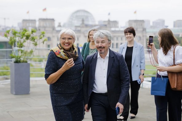 Kulturstaatsministerin Roth mit dem ukrainischen Kulturminister Oleksandr Tkachenko auf der Dachterrasse des Kanzleramts