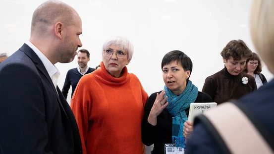 Kulturstaatsministerin Roth am Stand der Ukraine