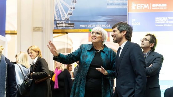 Claudia Roth mit dem spanischen Kulturminister Ernest Urtasún beim Kick-Off Event zum European Film Market im Gropius Bau.