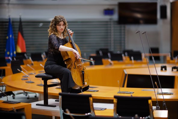 Die Cellistin Julias Hagen spielt im Bundeskanzleramt