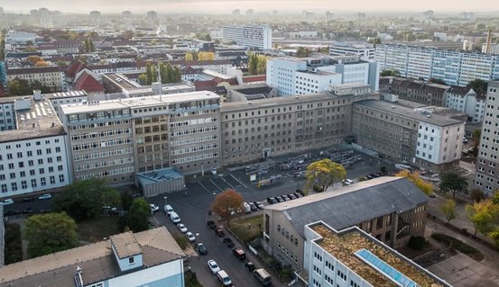 Blick von oben auf das Gelände des Stasi-Unterlagen-Archivs in Lichtenberg