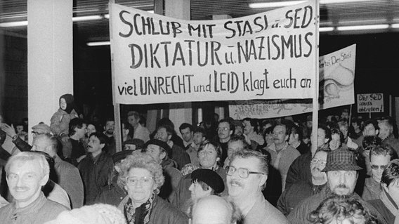 Demonstranten stürmen im Januar 1990 die Stasi-Zentrale in Berlin