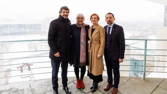 Claudia Roth mit Ernest Urtasún, Asta Vrečko und Mykola Tochytsky auf der Terrasse ihres Büros im Kanzleramt.