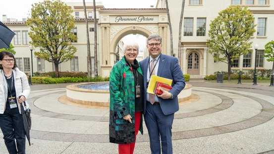 Kulturstaatsministerin Roth vor den Paramount Studios