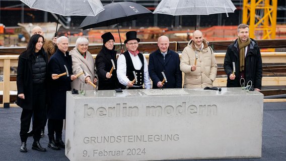 Kulturstaatsministerin Roth zusammen mit Klaus Biesenbach, Kai Wegner, Danyal Bayaz, den Architekten und dem Polier bei der Grundsteinlegung