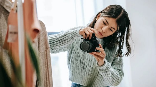 Junge Frau fotografiert Mode