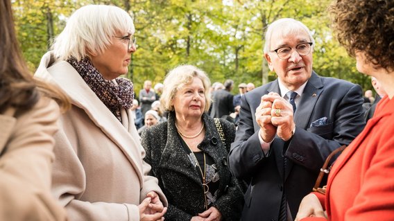 Kulturstaatsministerin Roth im Gespräch mit dem Zeitzeugen Zoni Weisz