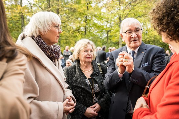 Kulturstaatsministerin Roth im Gespräch mit dem Zeitzeugen Zoni Weisz