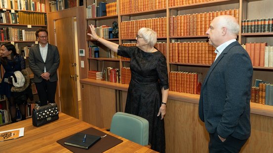 Kulturstaatsministerin Roth in der Bibliothek von Thomas Mann