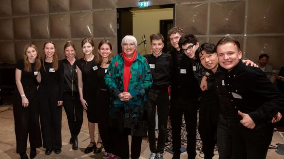 Kulturstaatsministerin Claudia Roth mit Schülerinnen und Schülern des Feudenheim Gymnasiums Mannheim