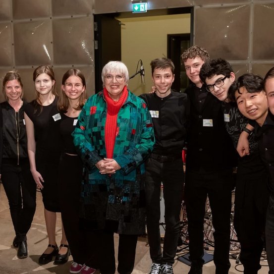 Kulturstaatsministerin Claudia Roth mit Schülerinnen und Schülern des Feudenheim Gymnasiums Mannheim