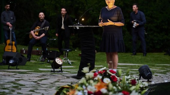 Kulturstaatsministerin Roth am Denkmal für die im Nationalsozialismus ermordeten Sinti und Roma Europas