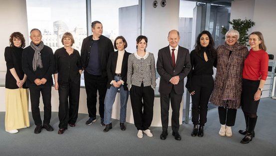 Internationale Jury der Berlinale mit Bundeskanzler Olaf Scholz und Kulturstaatsministerin Claudia Roth im Kanzleramt