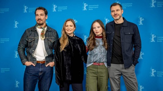 Die Schauspielerinnen und Schauspieler Felix Kramer, Julia Jentsch und Laeni Geiseler mit dem Regisseur Frédéric Hambalek.