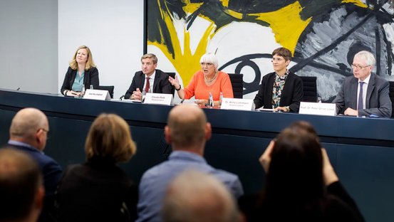 Pressekonferenz mit Kulturstaatsministerin Claudia Roth, Staatsministerin Lührmann, Uwe Neumärker, Stiftung Denkmal für die ermordeten Juden Europas, und Peter-Oliver Loew, Deutsches Polen-Instituts zum „Deutsch-Polnischen Haus“ 