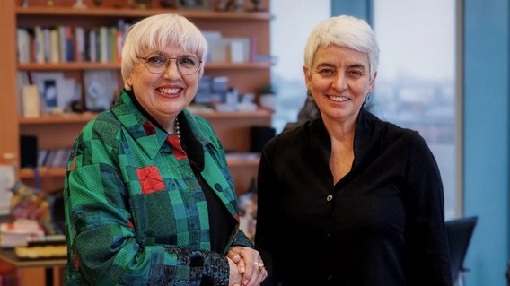 Claudia Roth und Hetty Berg besiegeln mit Handschlag die Vertragsunterzeichnung