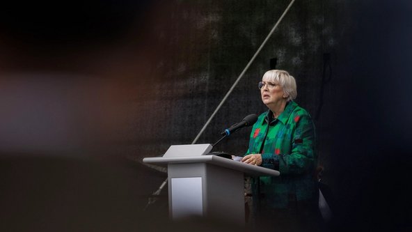 Kulturstaatsministerin steht am Stehpult auf der Bühne der Gedenkveranstaltung. 