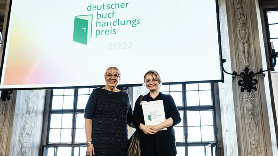 Kulturstaatsministerin Roth mit einem der Preisträger des Deutschen Buchhandlungspreises