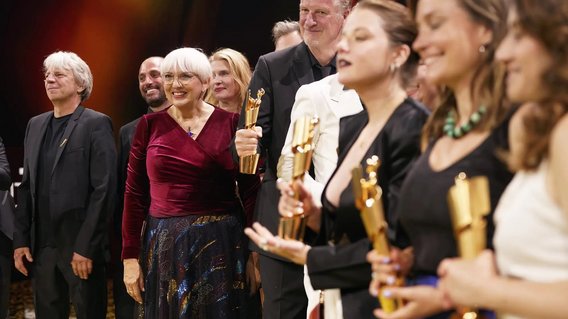 Kulturstaatsministerin Roth mit Preisträgerinnen und Preisträgern beim 72. Deutschen Filmpreis