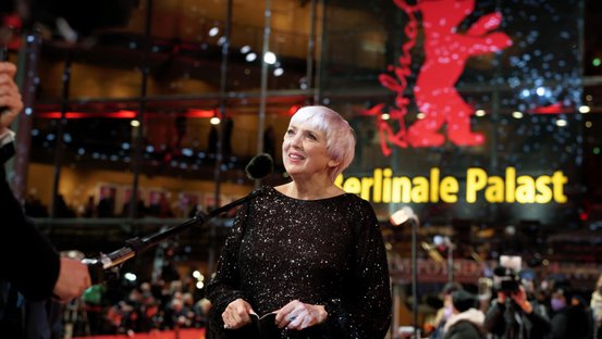 Kulturstaatsministerin Roth auf den Roten Teppich der Berlinale 2022