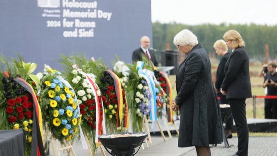 Kulturstaatsministerin Roth gedenkt zusammen mit Bundestagspräsidentin Bärbel Bas und Bundesratspräsidentin Manuela Schwesig den im Nationalsozialismus ermoderten Sinti und Roma in der polnischen Gedenkstätte Auschwitz-Birkenau.