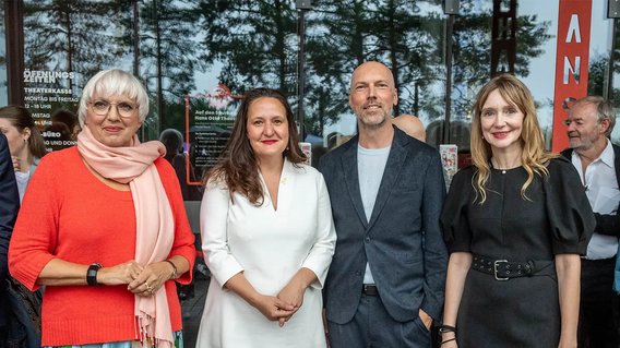 Kulturstaatsministerin Claudia Roth bei der Eröffnung des Jüdischen Filmfestivals zusammen mit der Ministerin für Wissenschaft, Forschung und Kultur Brandenburgs Manja Schüle und der Geschäftsführung des Festivals Andreas Stein und Doreen Goethe